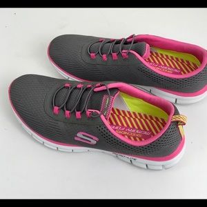 Sketchers women’s size 10 shoes.